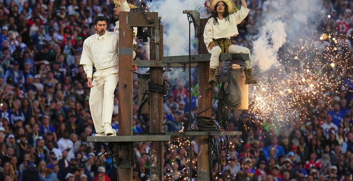«Μαζί,-είμαστε-η-Αμερική»-–-Με-πολιτικά-μηνύματα-και-λάτιν-υπερθέαμα,-ο-bad-bunny-καθήλωσε-το-κοινό-στο-ημίχρονο-του-super-bowl-lx