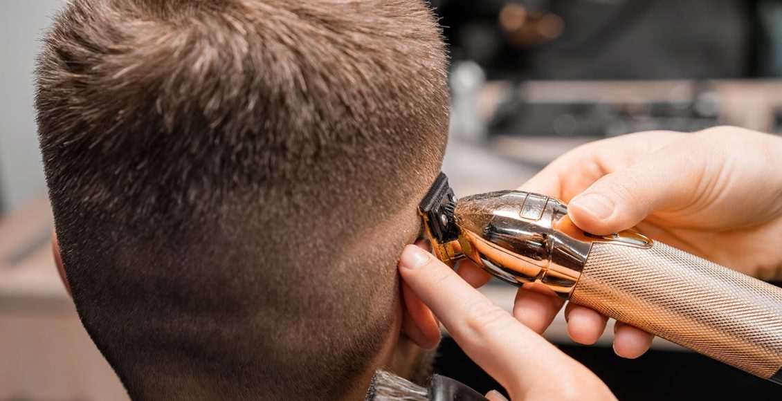 Ένας-25χρονος-χτύπησε-με-γκλοπ-τον-κουρέα-του-επειδή-δεν-του-άρεσε-το-κούρεμα