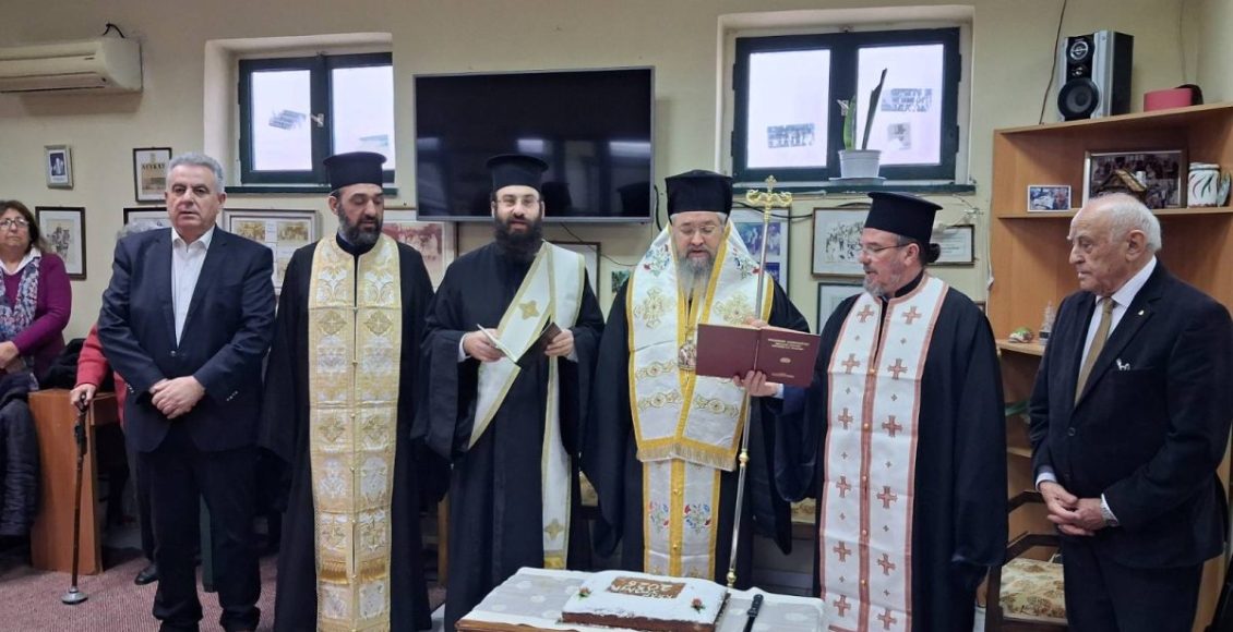 Η-ευλόγηση-της-Αγιοβασιλόπιτας-του-ΚΑΠΗ-Λευκάδος-υπό-του-Μητροπολίτη-Θεοφίλου