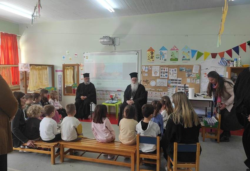 Επίσκεψη-Μητροπολίτη-Κορίνθου-στο-Νηπιαγωγείο-και-στο-Δημοτικό-Σχολείο-του-Άσσου