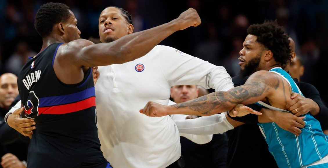 Χόρνετς-–-Πίστονς:-Πολύ-ξύλο-στο-παρκέ-με-μπουνιές-και-κλωτσιές-–-Τέσσερις-αποβολές