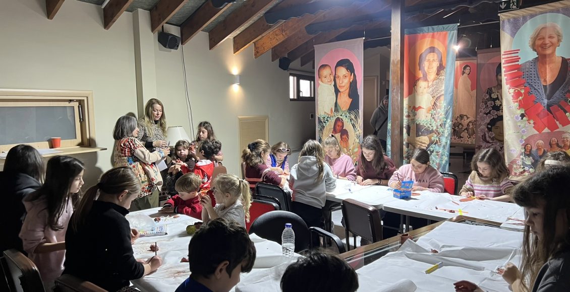 «Η-μητρότητα-μέσα-από-την-Τέχνη»:-Ξεκίνησαν-τα-εκπαιδευτικά-εργαστήρια-των-«Φωτίων-2026»