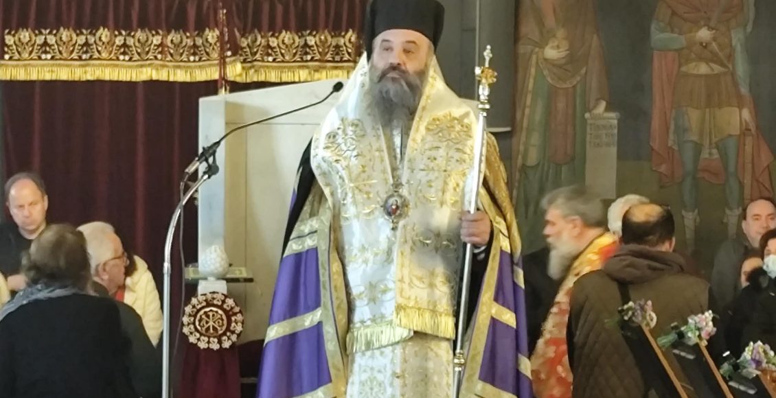 Ευλαβική-προσευχή-για-τον-Άγιο-Χαράλαμπο,-στον-ομώνυμο-ναό-του,-των-Ιλισίων