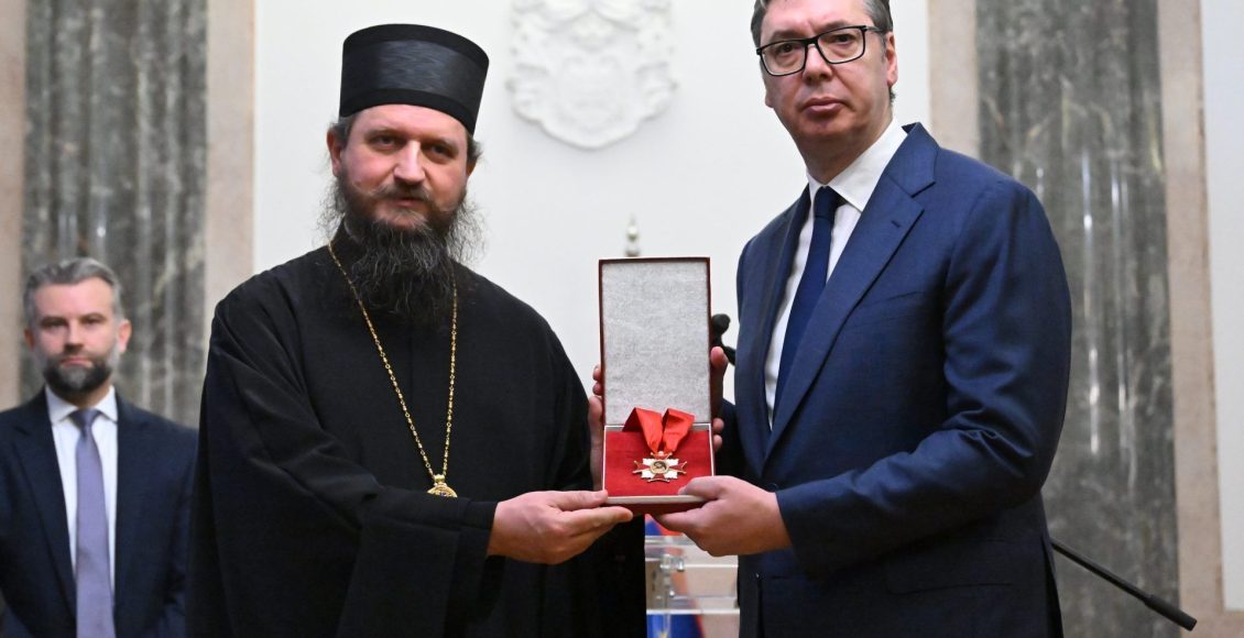 Ο-Επίσκοπος-Μπίχατς-τίμησε-τον-Πρόεδρο-της-Σερβίας-Αλεξάνταρ-Βούτσιτς