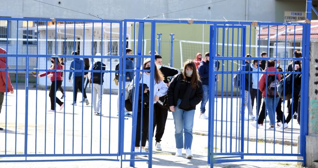 Γονείς-καταγγέλλουν-ότι-διευθύντρια-σχολείου-βάζει-τα-παιδιά-να-σκάβουν-για-να-σβηστούν-οι-απουσίες-τους