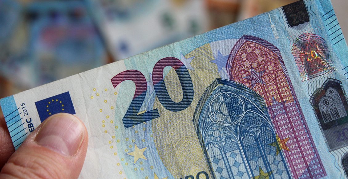 Κατείχε-723-πλαστά-20ευρα-–-Σε-ανακριτή-21χρονος-για-παραχάραξη-νομίσματος