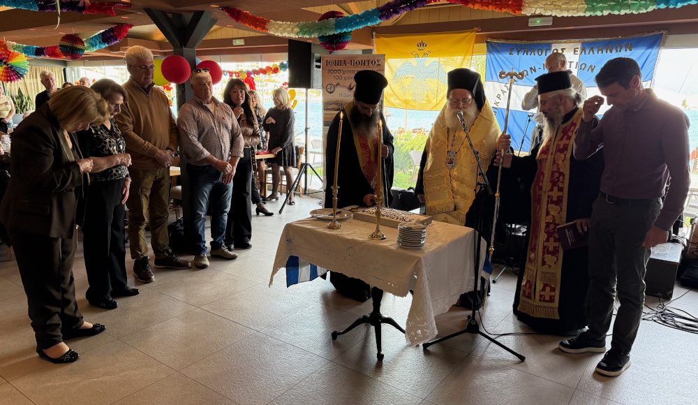 Ο-Ιεραπύτνης-Κύριλλος-ευλόγησε-την-Βσιλόπιτα-του-Συλλόγου-Μικρασιατών,-Ποντίων-και-Αρμενίων-Σητείας