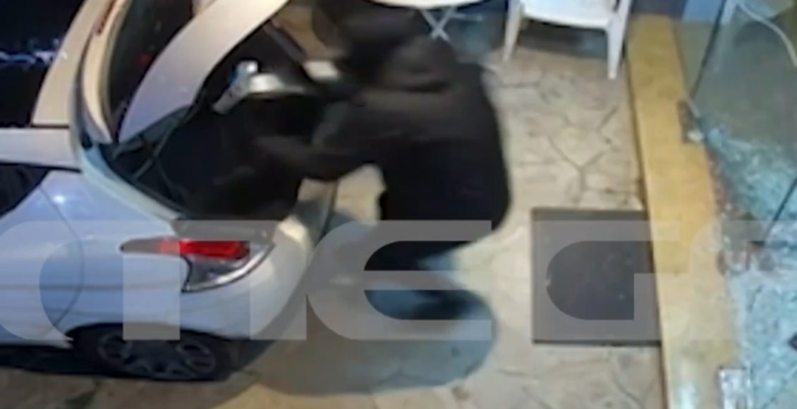 Βίντεο-ντοκουμέντο-από-την-κινηματογραφική-ληστεία-στη-Βάρη:-Διέλυσαν-βιτρίνα-και-πήραν-μοτέρ-πισίνας-και-αντλίες