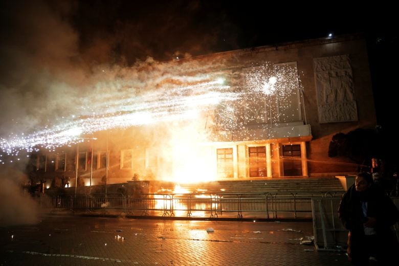 Συγκρούσεις-μεταξύ-αστυνομικών-και-διαδηλωτών-στην-Αλβανία-–-Ζητούν-την-παραίτηση-της-αντιπροέδρου-της-κυβέρνησης