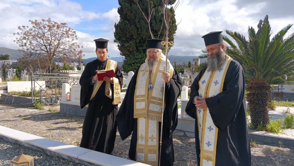 Αρχιερατικό-Τρισάγιο-στο-μνημείο-του-μακαριστού-Μητροπολίτη-Λευκάδος-και-Ιθάκης-κυρού-Νικηφόρου-από-τον-Μητροπολίτη-Θεόφιλο