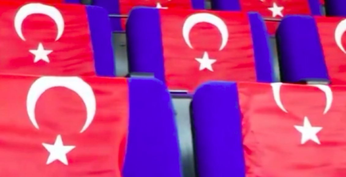 Πετκίμ-–-Περιστέρι:-Τουρκικές-σημαίες-σε-όλα-τα-καθίσματα-του-γηπέδου