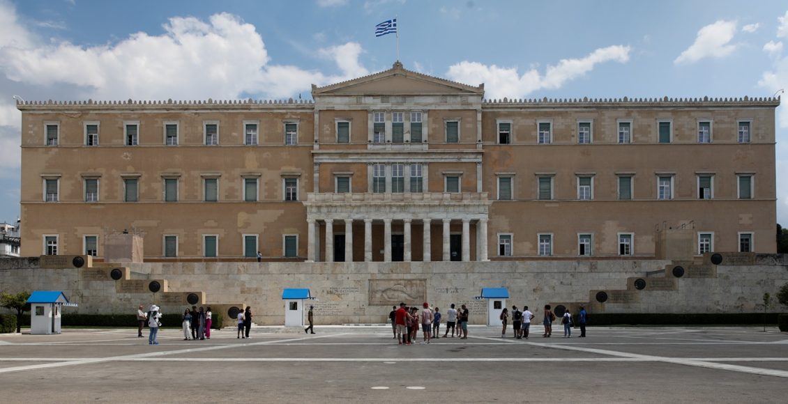 Απίστευτη-απάτη-από-πρώην-δικηγόρο-της-Βουλής:-Έλεγε-ότι-πήρε-χρήματα-από-την-Κομισιόν-–-Έκανε-και-«πρόσληψη»-στη-Βουλή