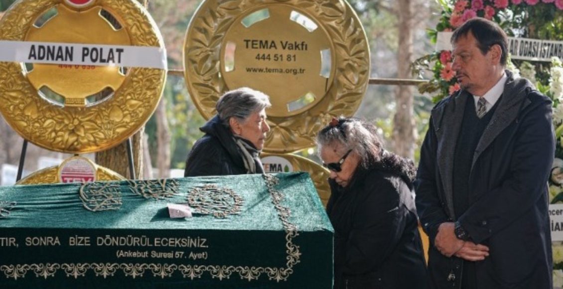 Αταμάν:-Εκπρόσωποι-του-Παναθηναϊκού-και-προσωπικότητες-του-μπάσκετ-στην-κηδεία-της-μητέρας-του