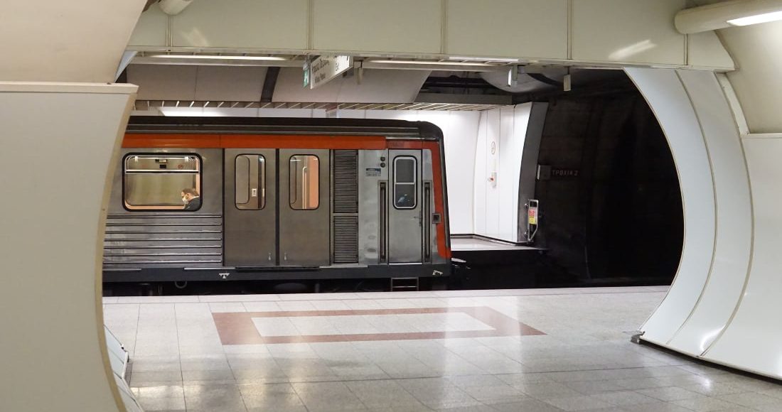 Τραγωδία-στο-μετρό-Συντάγματος-–-Νεκρός-ανασύρθηκε-ο-άνδρας-που-έπεσε-στις-γραμμές