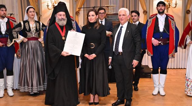 Ο-Αρχιεπίσκοπος-Αυστραλίας-Μακάριος-τιμήθηκε-από-τον-Σύλλογο-Ρεθυμνίων-Αττικής-«ΤΟ-ΑΡΚΑΔΙ»