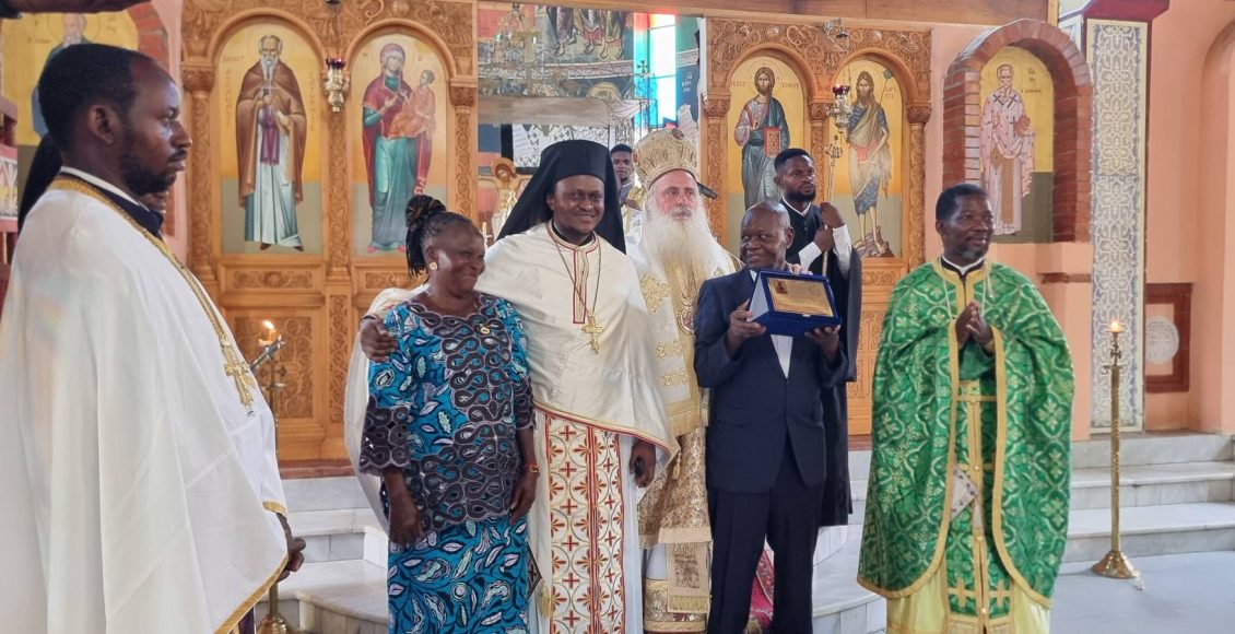 Ο-Μητροπολίτης-Κινσάσας-τίμησε-τον-μάγειρα-της-Ιεράς-Μητροπόλεως-για-την-πολυετή-προσφορά-του