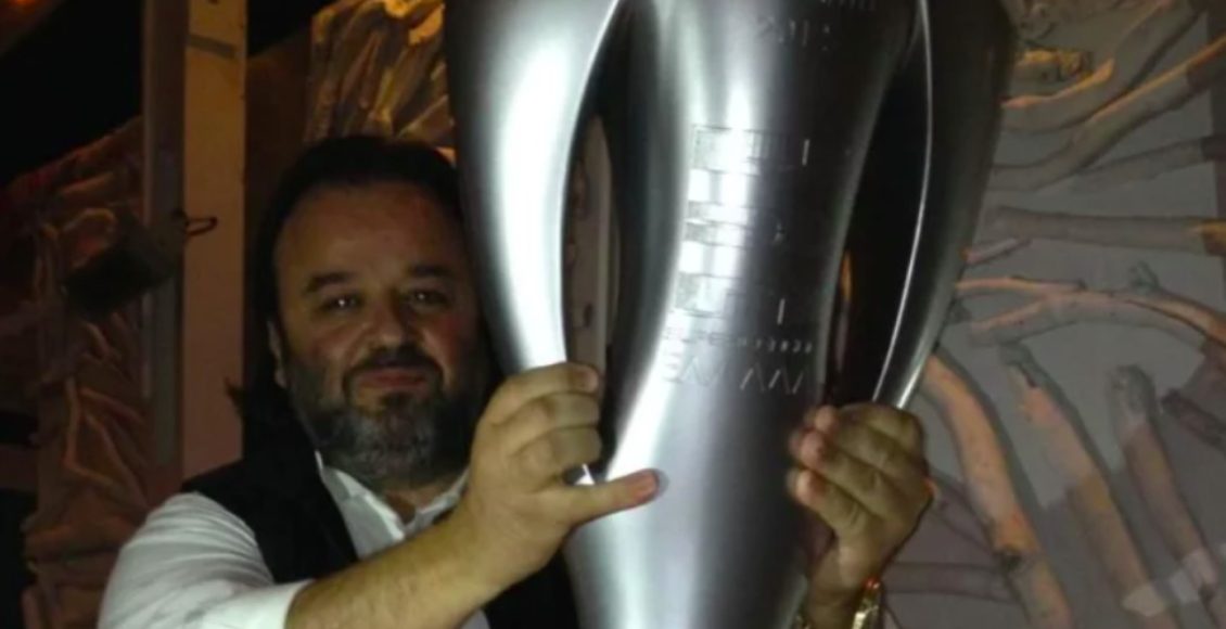 Ηλιόπουλος:-Φωτογραφία-τον-δείχνει-με-την-κούπα-του-πρωταθλήματος-του-Ολυμπιακού-το-2012