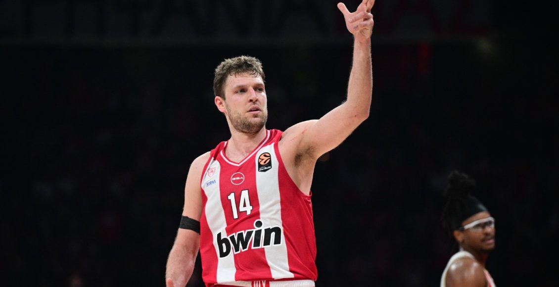 Ολυμπιακός-–-Ερυθρός-Αστέρας-92-86:-Με-απίθανο-Βεζένκοβ-ελπίζει-ακόμη-και-για-την-1η-θέση