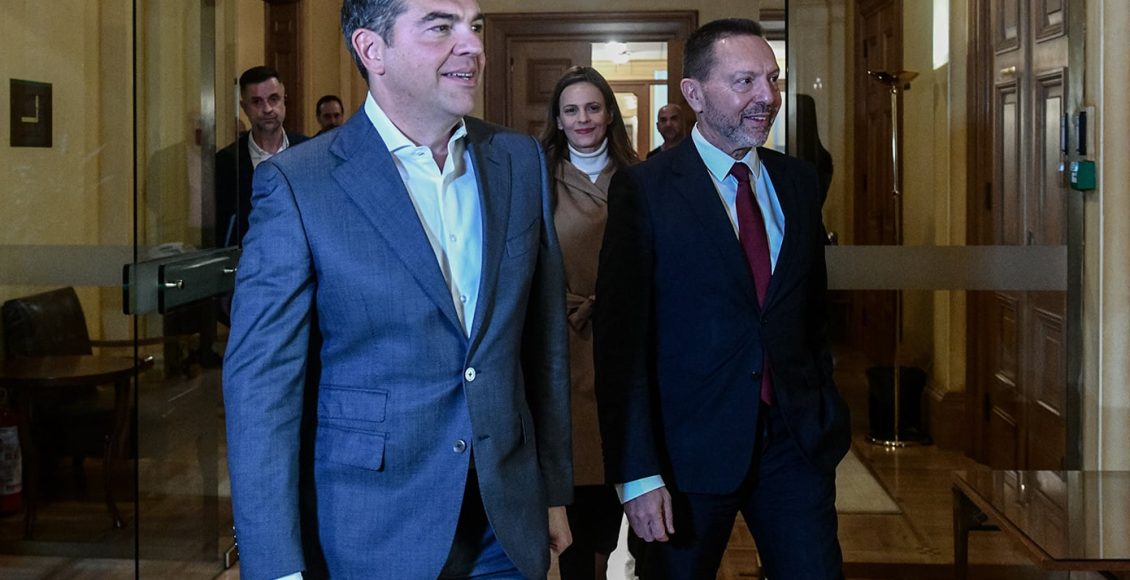 Σκληρή-αντιπαράθεση-Στουρνάρα-με-Τσίπρα:-Στην-“Ιθάκη”-ξέχασε-τις-κλειστές-τράπεζες-και-το-τρίτο-Μνημόνιο