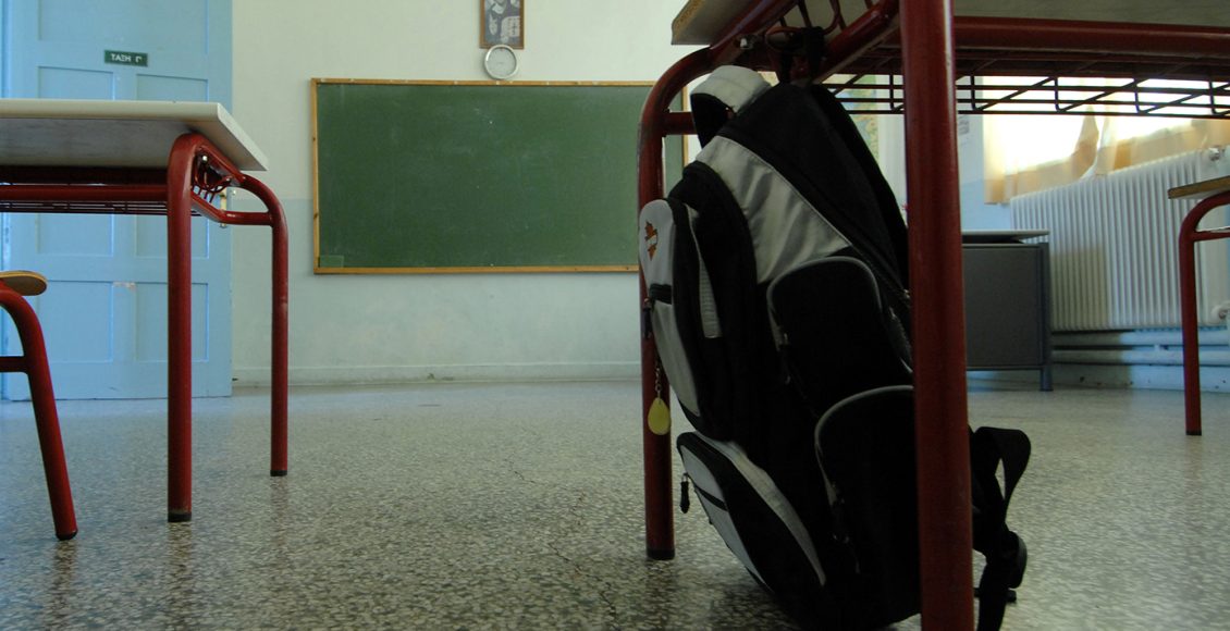 Γιαγιά-μαθητή-στα-Τρίκαλα-πήγε-να-πάρει-τους-βαθμούς-του-εγγονού-της-και-κατέληξε-στο-τμήμα-–-Επιτέθηκε-στον-διευθυντή-του-σχολείου