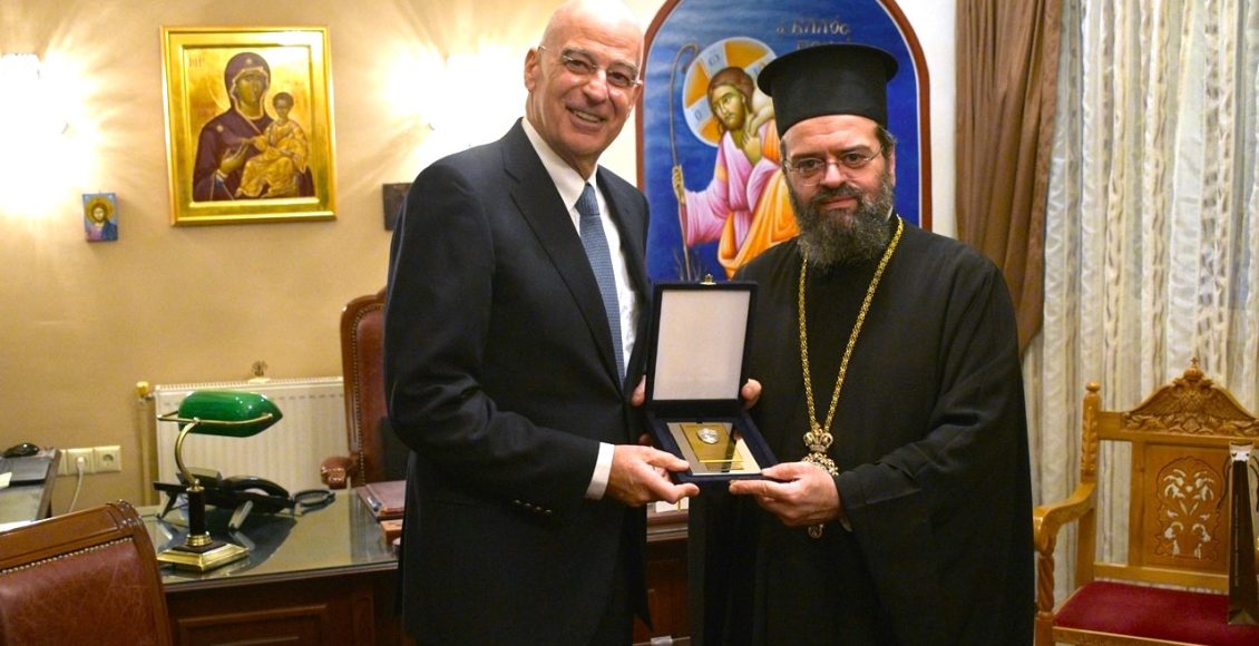 Επίσκεψη-του-Υπουργού-Εθνικής-Άμυνας-Νίκου-Δένδια-στον-Μητροπολίτη-Μαρωνείας