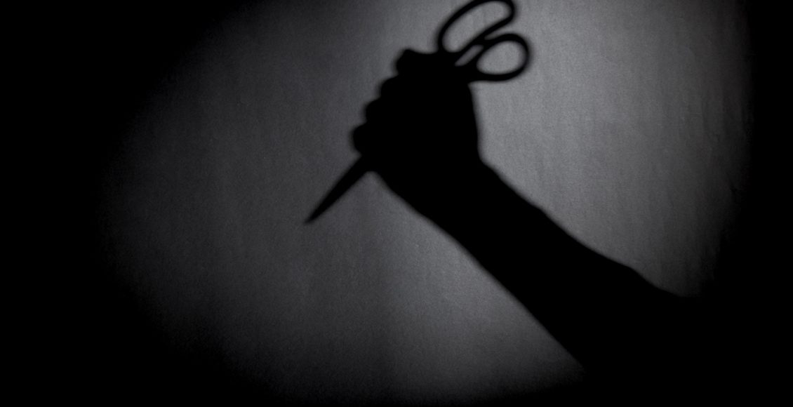 Ηλεία:-Γυναίκα-επιτέθηκε-με-ψαλίδι-στον-σύντροφό-της-–-Τον-κάρφωσε-στον-ώμο