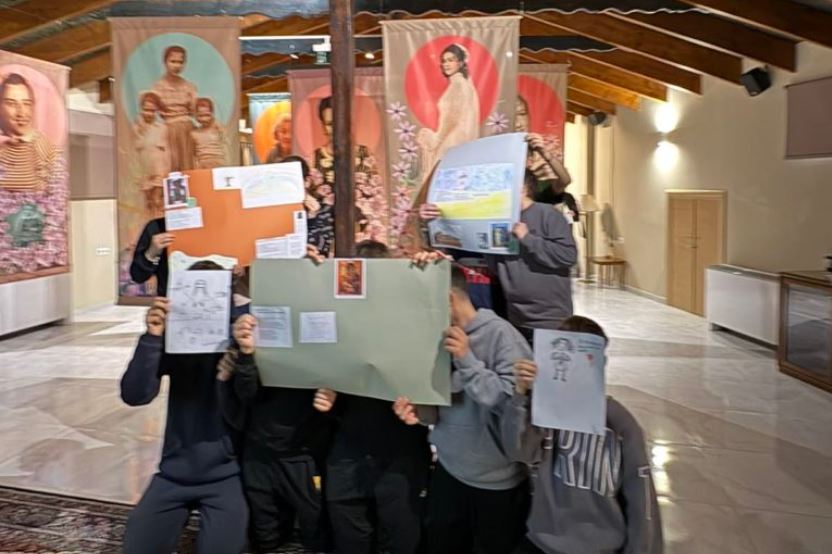 Μαθητές-σχολείων-της-Κατερίνης-συμμετείχαν-στα-εκπαιδευτικά-εργαστήρια-των-«Φωτίων-2026»-για-τη-μητρότητα-και-την-Τέχνη