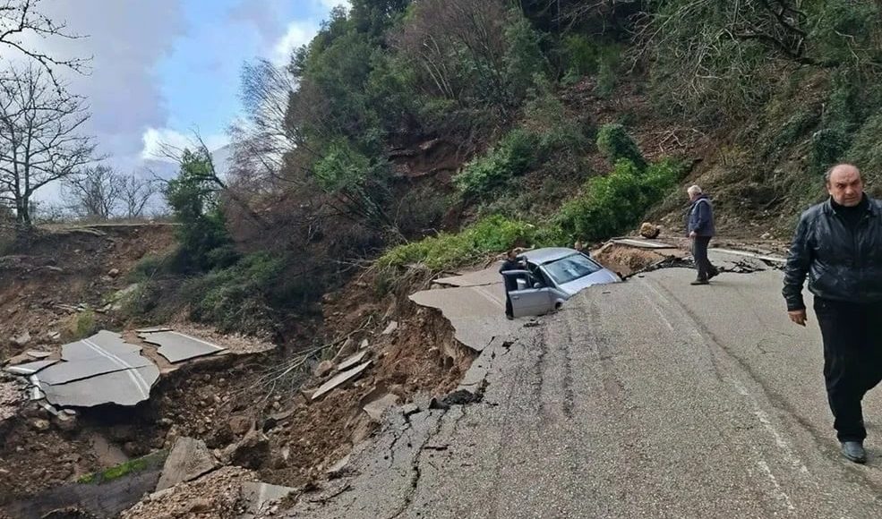 Υποχώρησε-επαρχιακός-δρόμος-στα-Τζουμέρκα-–-Λίγο-έλειψε-να-πέσει-με-το-αυτοκίνητο-του-κάτοικος-της-περιοχής
