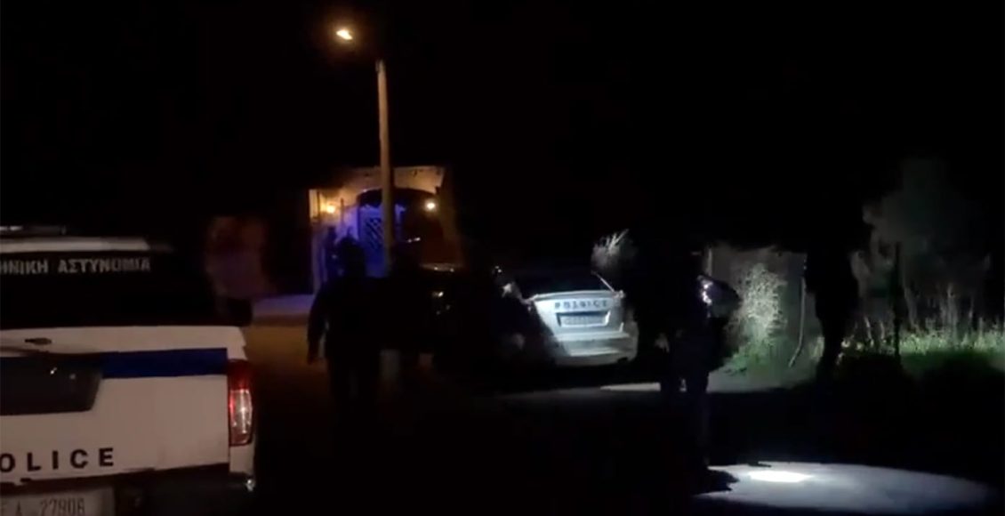 Συνελήφθη-ο-Χρήστος-Μαυρίκης-που-είχε-ταμπουρωθεί-στο-σπίτι-του-και-πυροβόλησε-στον-αέρα-στα-Σπάτα-–-Θρίλερ-για-έξι-ώρες