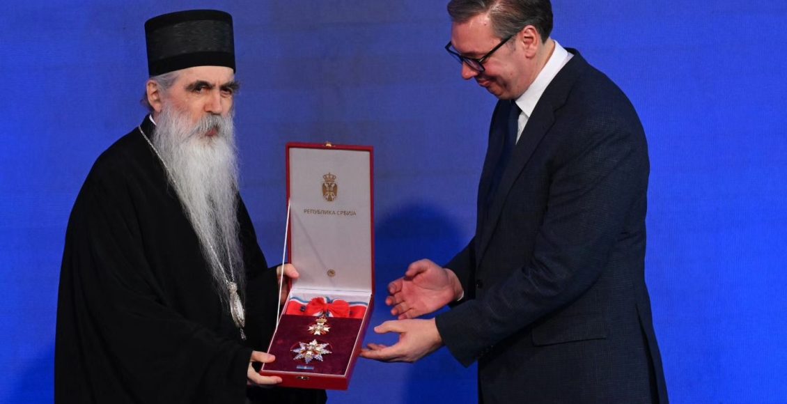 Ο-Αλεξάνταρ-Βούτσιτς-παρασημοφόρησε-τον-Μητροπολίτη-Μπάτσκας-Ειρηναίο