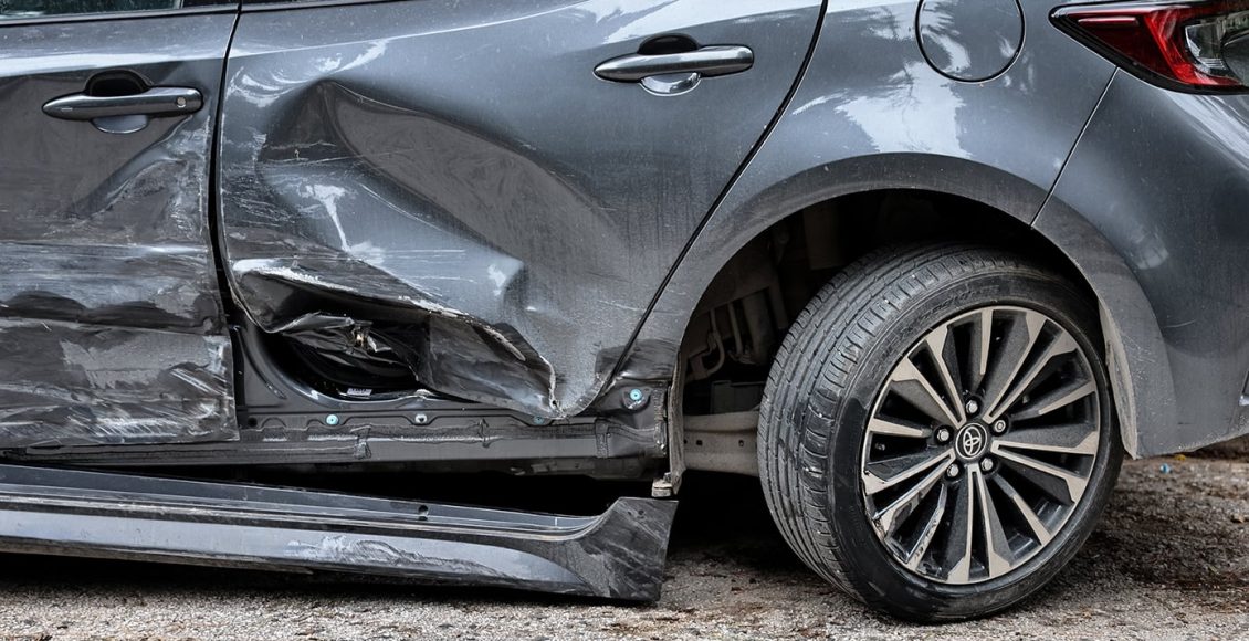 Χειροπέδες-σε-γνωστή-τραγουδίστρια-που-«θέρισε»-πέντε-παρκαρισμένα-αυτοκίνητα-στο-Κολωνάκι