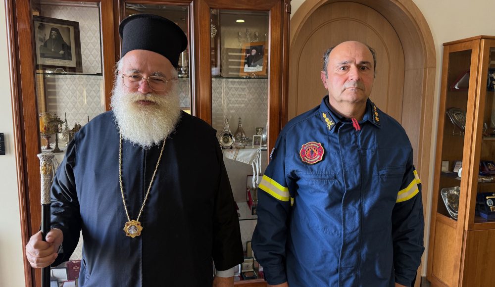 Ο-νέος-Διοικητής-της-Πυροσβεστικής-Υπηρεσίας-Ιεράπετρας-στον-Μητροπολίτη-Κύριλλο