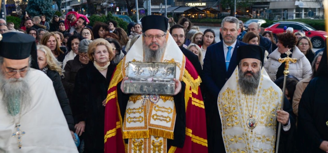 Πάνδημη-η-υποδοχή-του-Ιερού-Λειψάνου-της-χειρός-του-Μεγάλου-Βασιλείου-στη-Λάρισα-(ΦΩΤΟ)