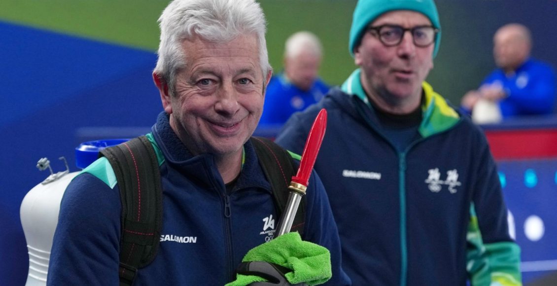 Χειμερινοί-Ολυμπιακοί-Αγώνες-2026:-Ο-61χρονος-«moonwalker»-του-πάγου-που-κλέβει-τις-εντυπώσεις-στο-curling