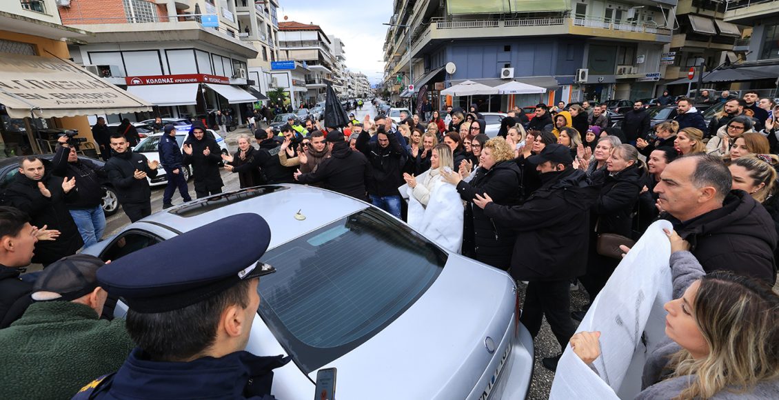 Με-χειροκροτήματα-και-επευφημίες-από-εργαζόμενους-η-έξοδος-του-ιδιοκτήτη-της-«Βιολάντα»-από-τα-δικαστήρια