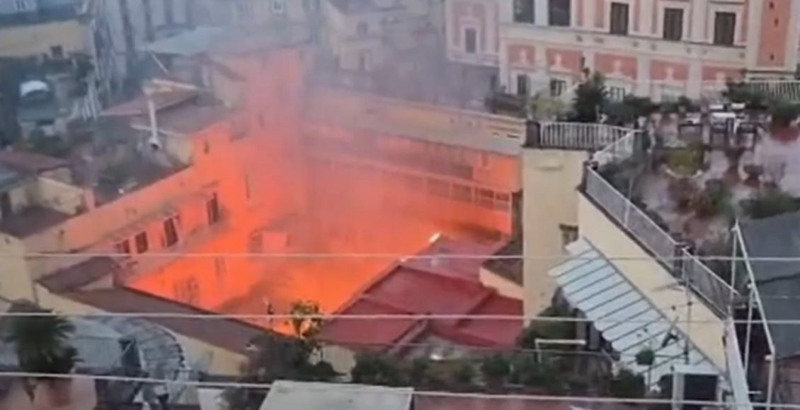 Πυρκαγιά-κατέστρεψε-το-θέατρο-Σανατζάρο-της-Νάπολης-–-Εκκενώθηκαν-όλες-οι-γύρω-πολυκατοικίες