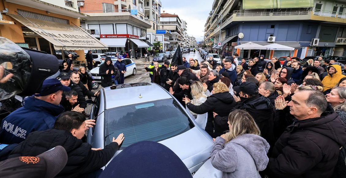 Εργαζόμενοι-συμπαραστάθηκαν-στον-ιδιοκτήτη-της-«Βιολάντα»-έξω-απο-τα-δικαστήρια-Τρικάλων-–-Πήρε-προθεσμία-για-την-Τετάρτη