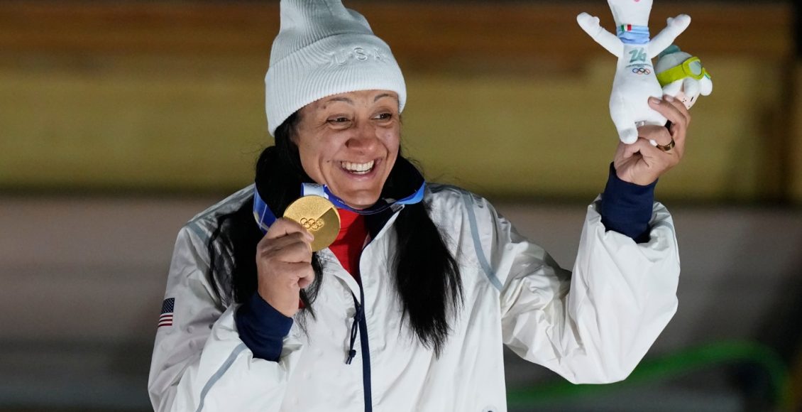 Χειμερινοί-Ολυμπιακοί-Αγώνες-2026-–-Ελάνα-Μέγιερς-Τέιλορ:-Χρυσό-στα-41-και-μια-μάχη-ζωής-με-δύο-κωφά-παιδιά,-το-ένα-με-σύνδρομο-down