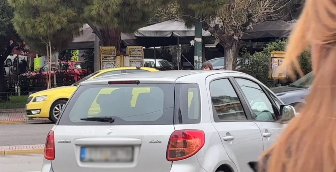 Η-στιγμή-που-ο-Χρήστος-Μαυρίκης-βγαίνει-από-τα-δικαστήρια-της-Ευελπίδων-–-Δείτε-το-βίντεο