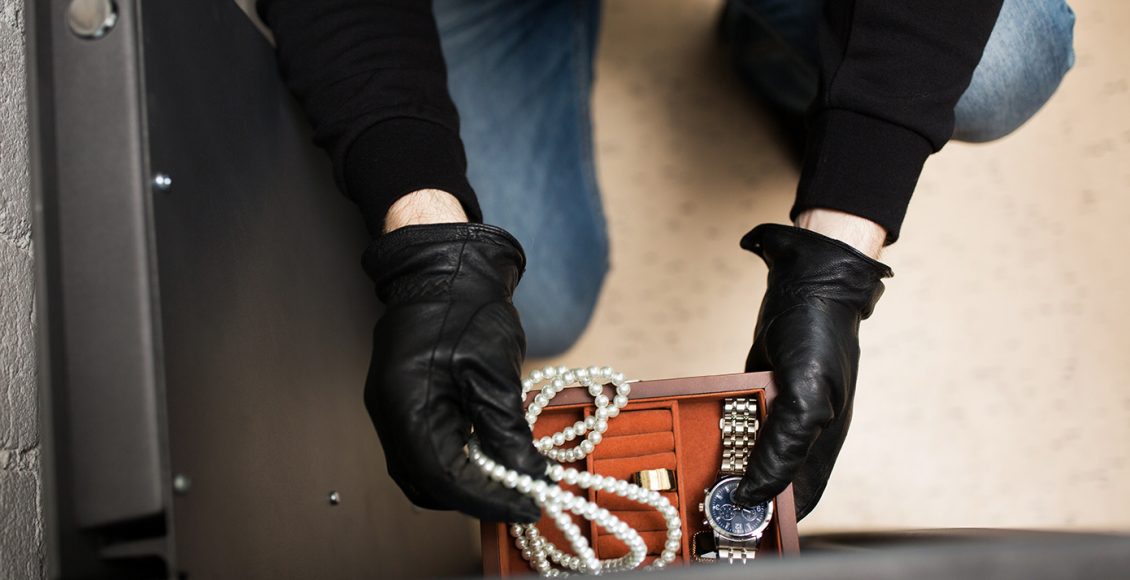 Διάρρηξη-σε-κοσμηματοπωλείο-στο-κέντρο-της-Λάρισας-–-Πώς-άνοιξαν-το-ρολό-οι-δράστες