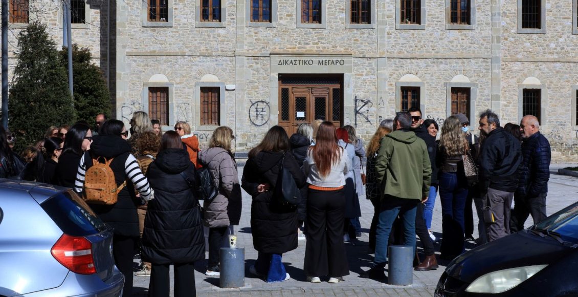 Στον-ανακριτή-ο-ιδιοκτήτης-της-«Βιολάντα»-–-Νέα-συγκέντρωση-συμπαράστασης-έξω-από-τα-δικαστήρια