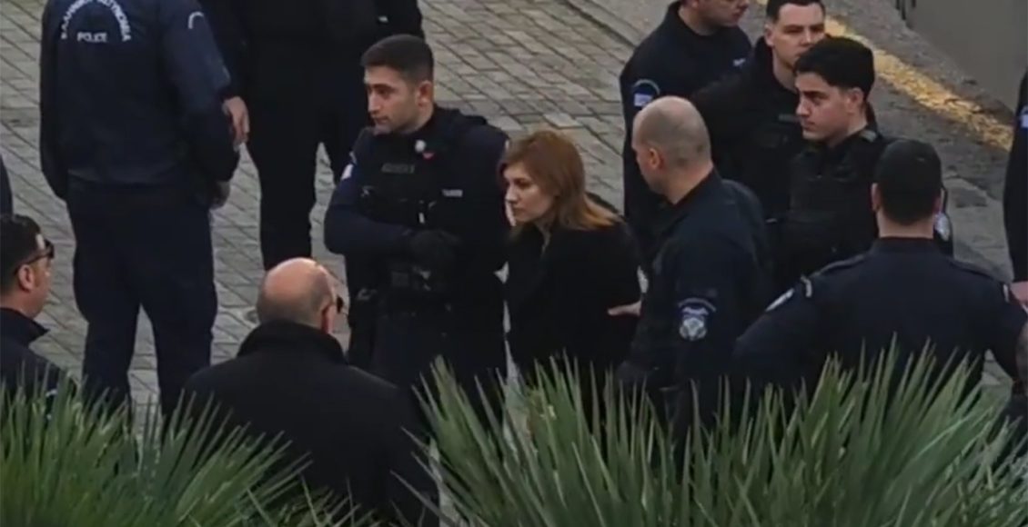 Υποβασταζόμενη-και-κρατώντας-μπαστούνι-η-Ρούλα-Πισπιρίγκου-στο-Εφετείο