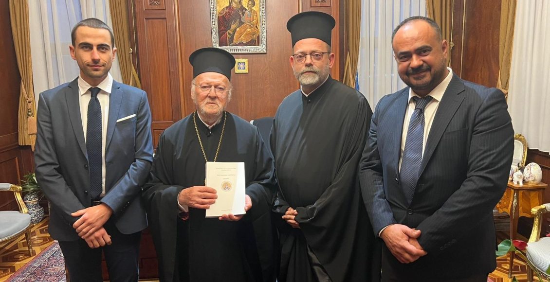 Επίδοση-Επιστημονικής-Επετηρίδας-της-ΠΑΕΑΚ-στον-Οικουμενικό-Πατριάρχη