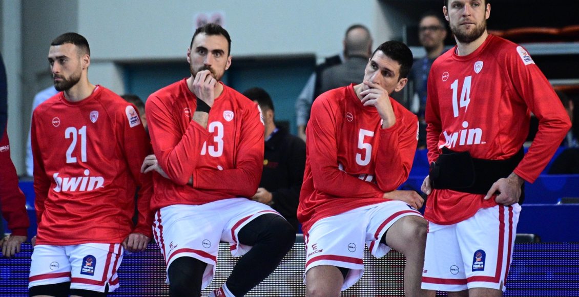 Μεγάλες-οι-ευθύνες-Μπαρτζώκα,-τρία-σοβαρά…-φάουλ-–-Χάνει-και-Μιλουτίνοφ!