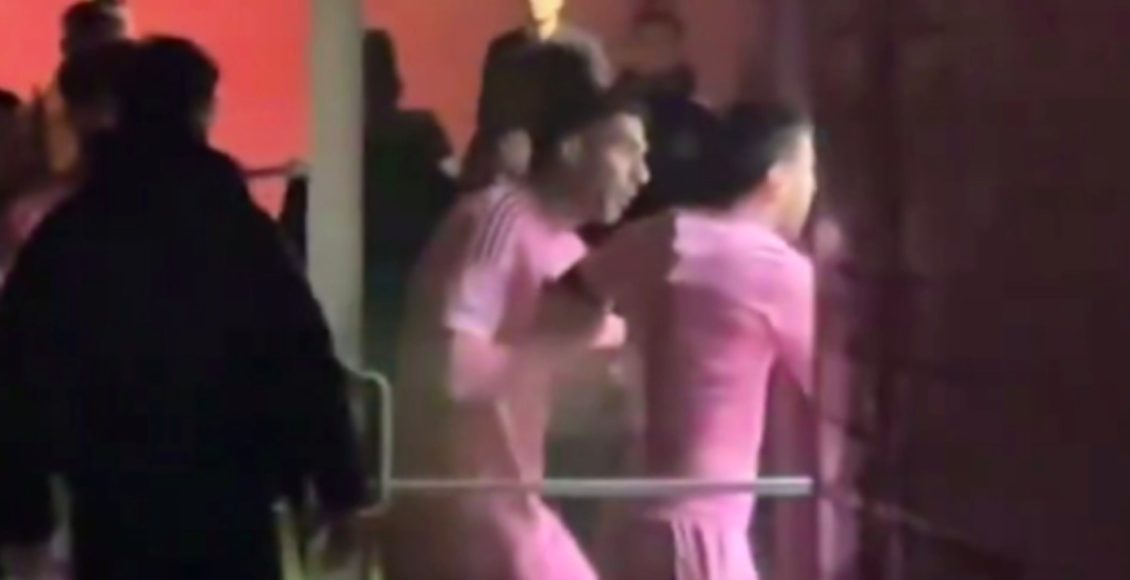 Έξαλλος-ο-Μέσι-με-τους-διαιτητές,-προσπαθούσε-να-τον-συγκρατήσει-ο-Σουάρες