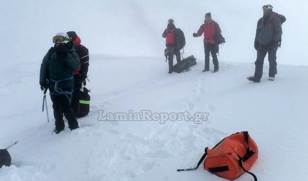 Χωρίς-τις-αισθήσεις-του-εντοπίστηκε-ο-74χρονος-ορειβάτης-στο-Βελούχι-–-eπιχείρηση-ανάσυρσης-και-μεταφοράς-του-από-δύσβατο-σημείο