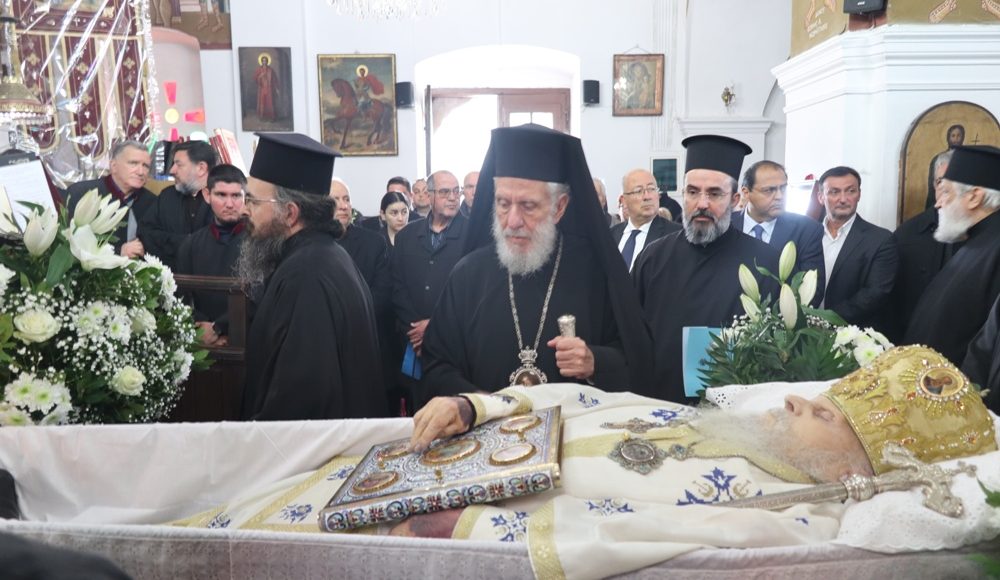 Ο-Σύρου-Δωρόθεος-στην-Εξόδιο-Ακολουθία-του-πρώην-Θήρας-κυρού-Επιφανίου