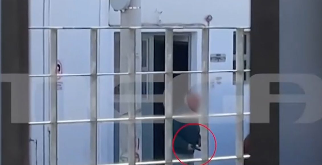 Βίντεο-με-τον-85χρονο-να-τραβάει-πιστόλι-σε-μαθητές-στο-σχολείο-στου-Ρέντη-–-Τα-παιδιά-έτρεχαν-πανικόβλητα