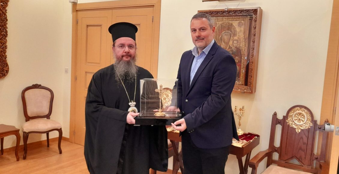 Από-το-Μεσολόγγι-στην-Ιερά-Μητρόπολη-Ελασσώνος-ο-Σταυρός-Ευλογίας-Επισκόπου-Ρωγών-Ιωσήφ