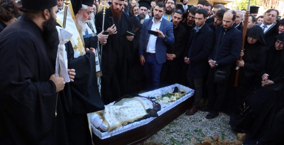 Η-ταφή-του-Γέροντος-Στεφάνου-Αναγνωστόπουλου-από-τον-Ναυπάκτου-Ιερόθεο-και-τον-Φωκίδος-Θεόκτιστο